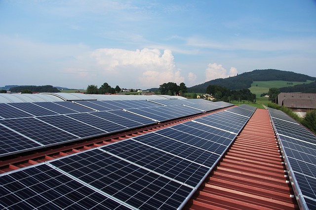 תנו לשמש לעבוד בשבילכם: יתרונות התקנת לוחות סולאריים על הגג